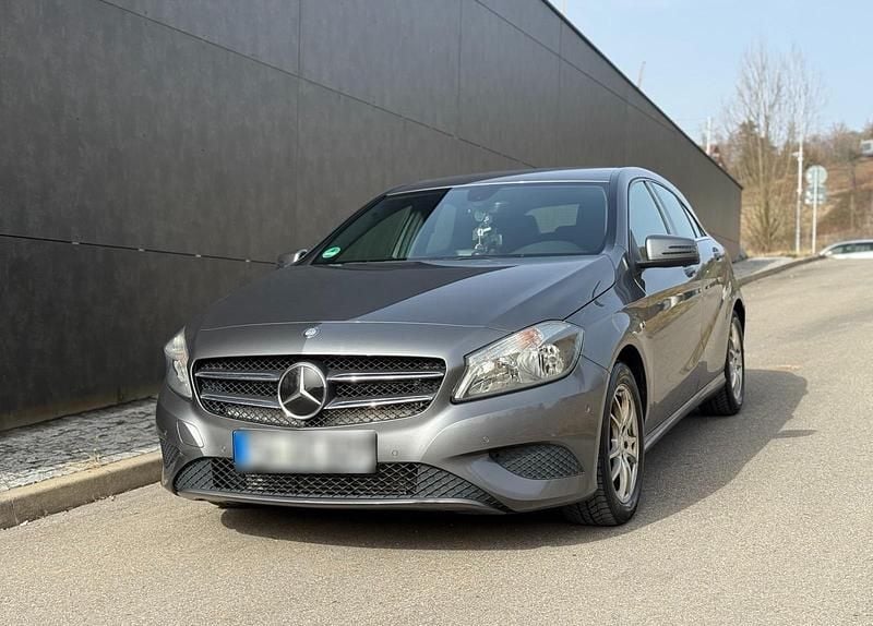Gebraucht Mercedes A180 122 PS (89 kW) 2015 Grau Kleinwagen