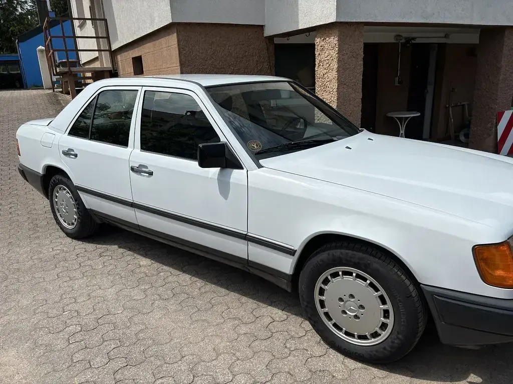 Gebraucht Mercedes E260 160 PS (117 kW) 1986 Weiß Limousine