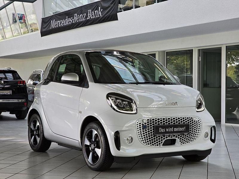 Weiß Gebraucht 2024 Smart ForTwo Electric Drive Passion Coupé | 17.350 € (Fairer Preis) - Bild 1/4