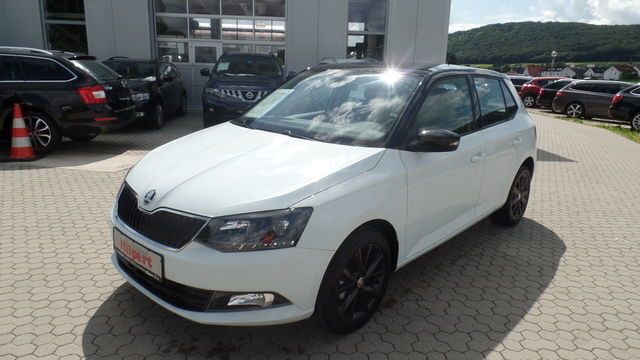 Weiß Gebraucht 2015 Skoda Fabia Ambition Kleinwagen | 16.990 € - Bild 1/4
