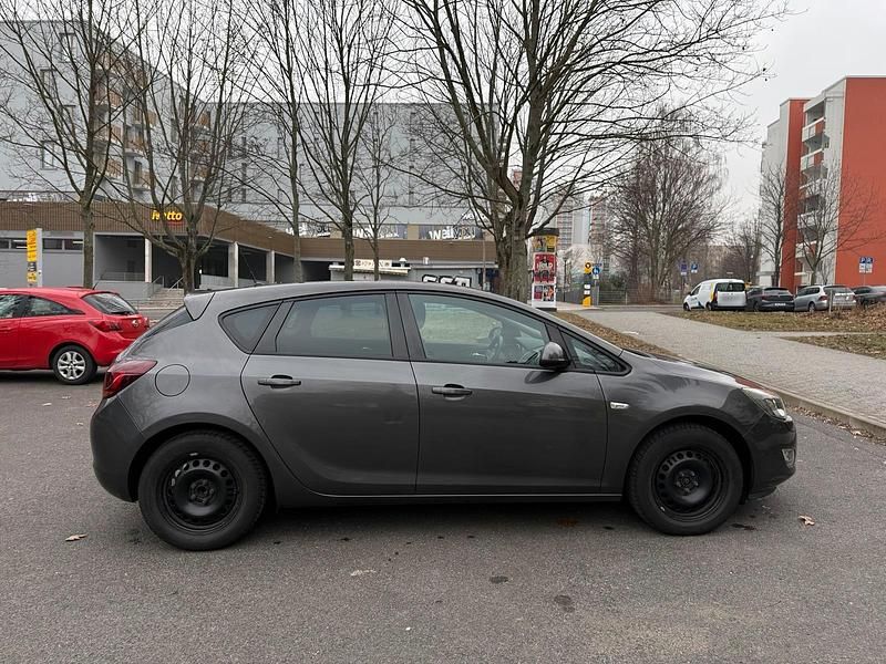 Gebraucht Opel Astra 140 PS (102 kW) 2012 Grau Limousine
