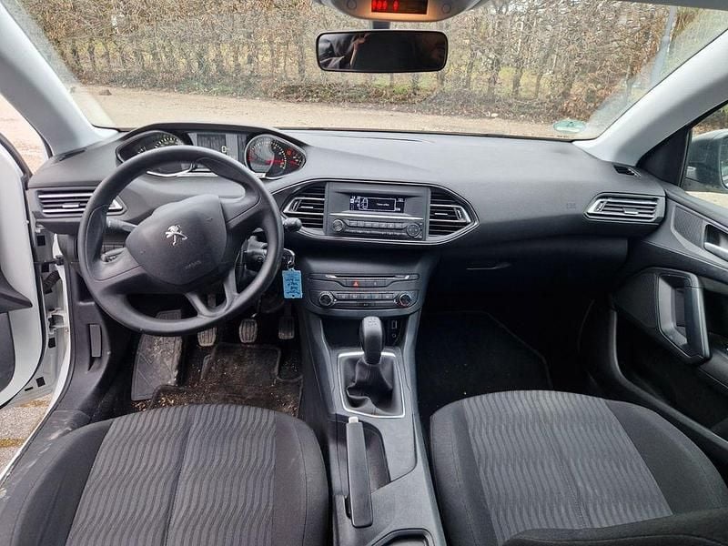 Gebraucht Peugeot 308 Access 82 PS (60 kW) 2015 Weiß Limousine