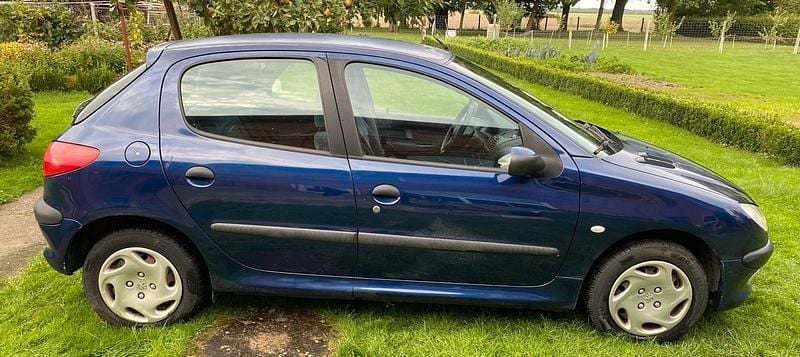 Blau Gebraucht 2000 Peugeot 206 Kleinwagen | 800 € (Guter Preis) - Bild 1/4