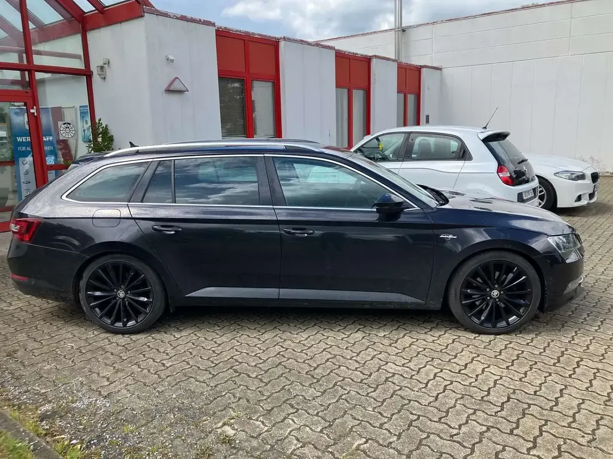Gebraucht Skoda Superb LAURIN & KLEMENT 220 PS (161 kW) 2017 Schwarzmagic perleffekt Kombi
