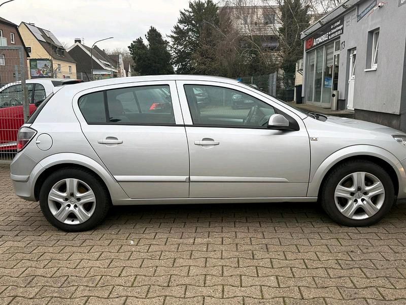 Gebraucht Opel Astra Edition 116 PS (85 kW) 2009 Argon silber/ice silver (m2) Limousine