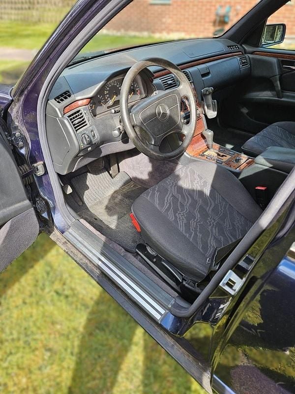 Gebraucht Mercedes E240 Classic 170 PS (125 kW) 1998 Blau Kombi