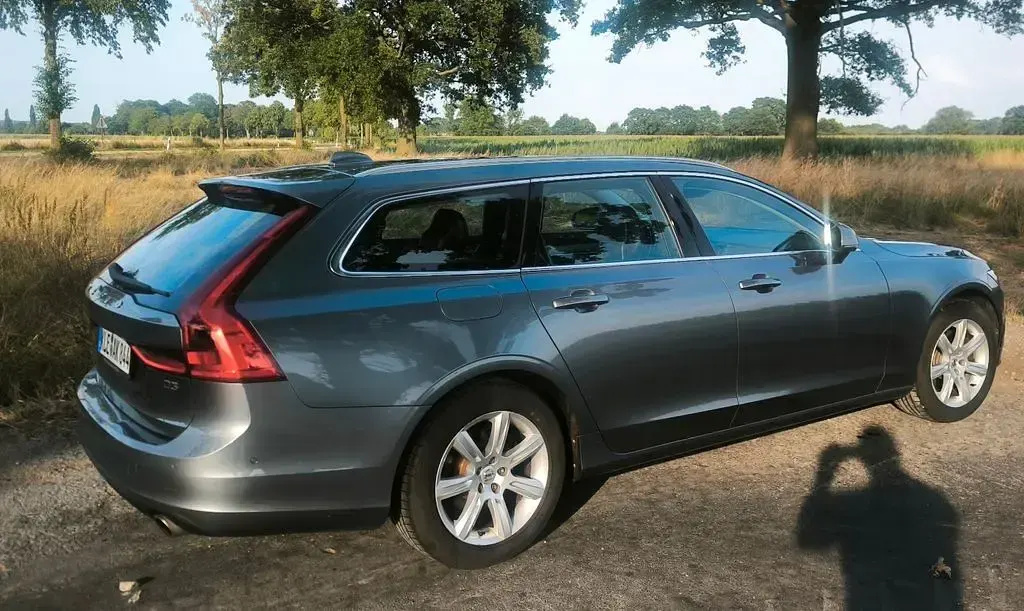Gebraucht Volvo V90 Momentum 150 PS (110 kW) 2018 Grau Kombi