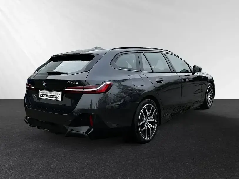 Gebraucht BMW 530e M Sport 299 PS (219 kW) 2024 Sophistograu brillanteffekt metallic Kombi