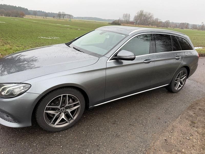 Grau Gebraucht 2018 Mercedes E220 Kombi | 23.000 € (Guter Preis) - Bild 1/4
