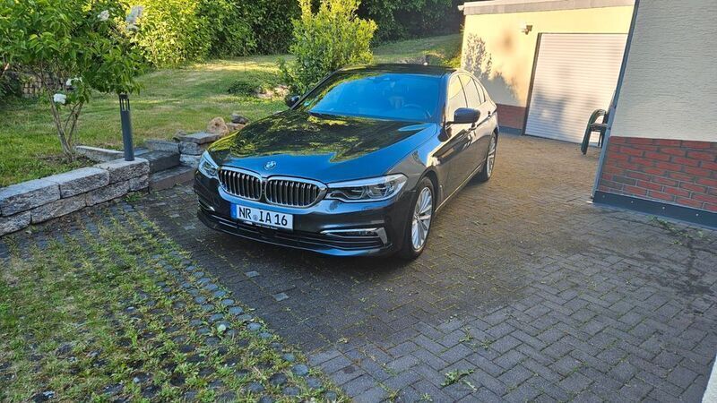 Grau Gebraucht 2019 BMW 530 Luxury Line Limousine | 35.490 € (Fairer Preis) - Bild 1/4