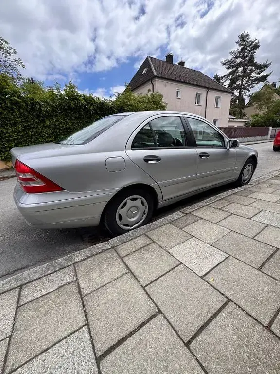 Second-hand Mercedes C200 Classic 163 CP (119 kW) 2000 Argintiu Berlinǎ