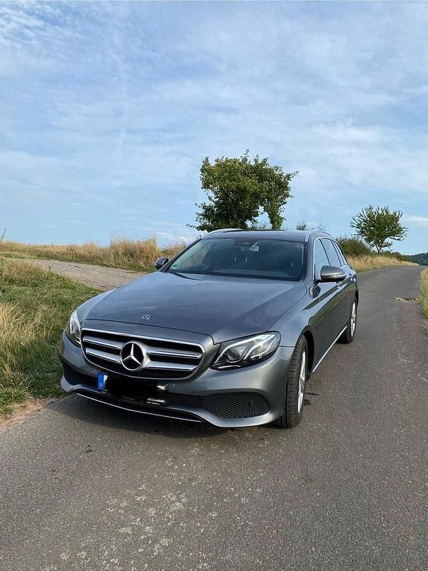 Grau Gebraucht 2017 Mercedes E220 Kombi | 21.900 € (Guter Preis) - Bild 1/4
