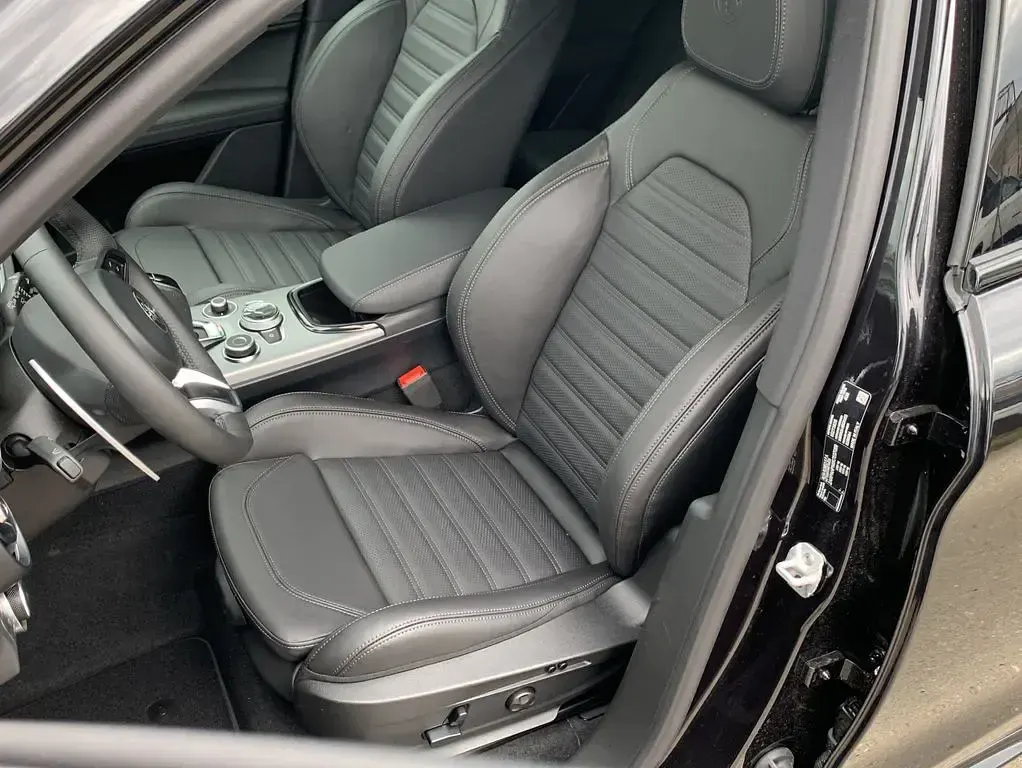 Neu Alfa Romeo Stelvio Veloce 280 PS (205 kW) 2026 Schwarz SUV