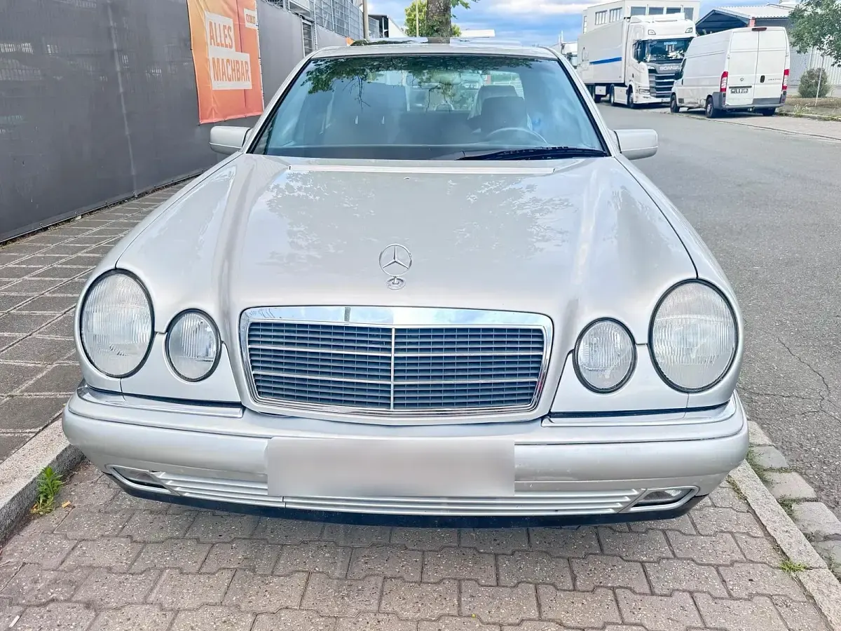Gebraucht Mercedes E220 95 PS (69 kW) 1997 Silber Limousine