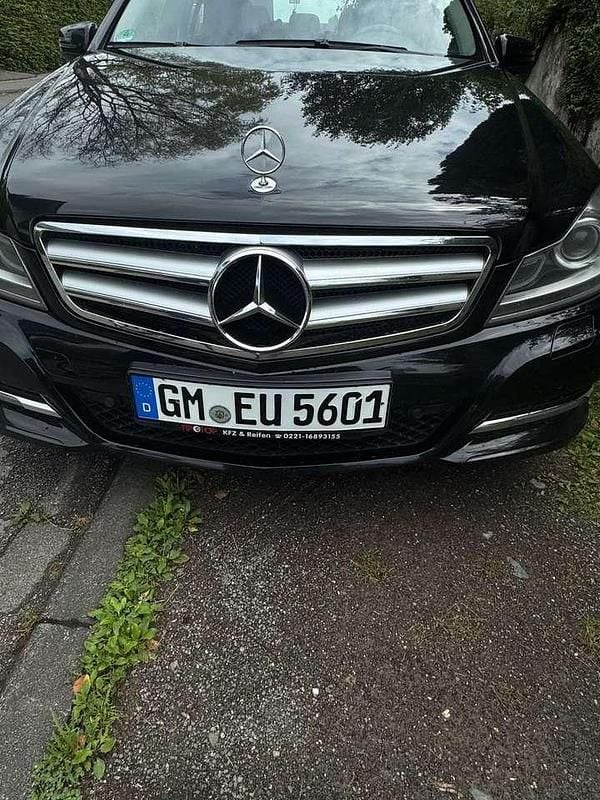 Schwarz Gebraucht 2011 Mercedes C200 Avantgarde Limousine | 7.500 € - Bild 1/4