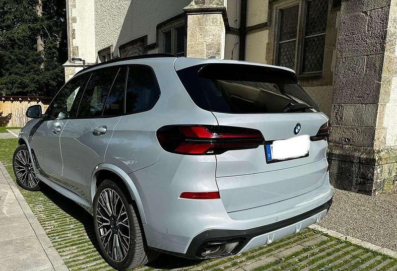 Grau Gebraucht 2024 BMW X5 M Sport SUV | 73.777 € (Guter Preis) - Bild 1/4