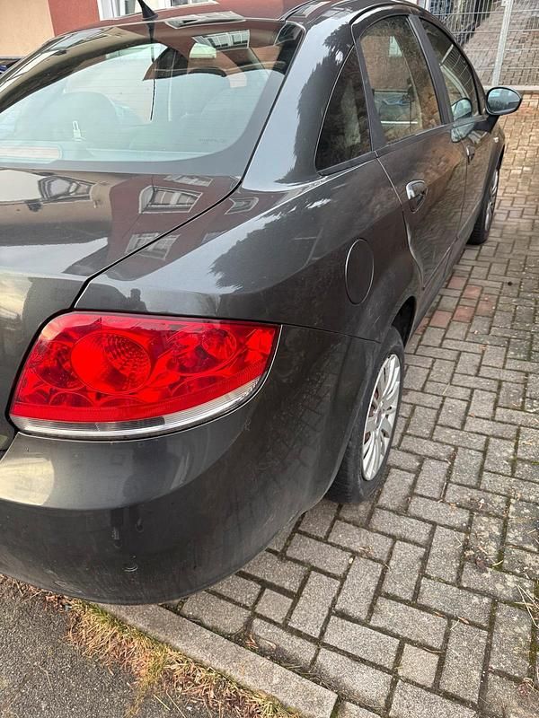 Gebraucht Fiat Linea 90 PS (66 kW) 2008 Braun Limousine