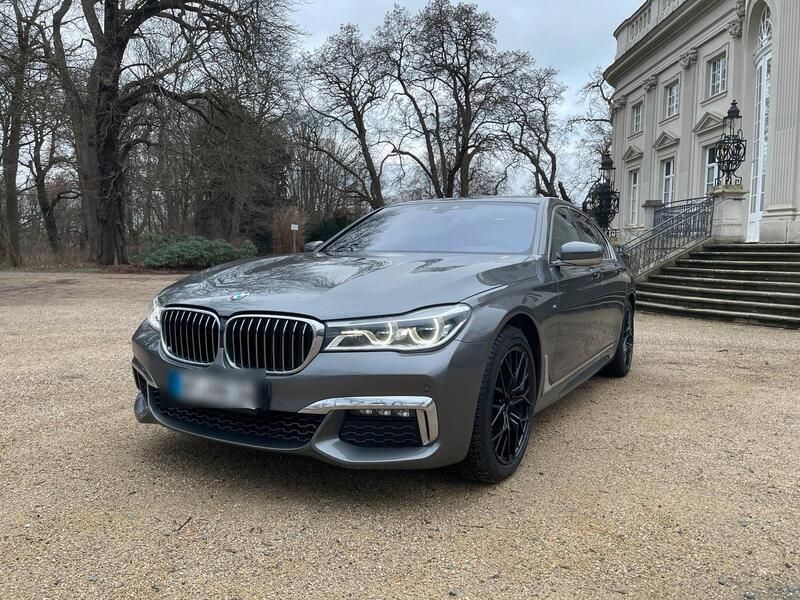 Grau Gebraucht 2017 BMW 750 M Sport Limousine | 41.500 € (Teuer) - Bild 1/4