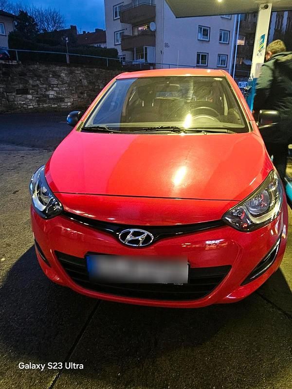 Gebraucht Hyundai i20 88 PS (64 kW) 2012 Rot Kleinwagen