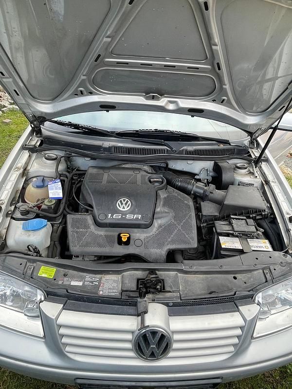 Second-hand VW Bora 101 CP (74 kW) 1998 Gri Berlinǎ