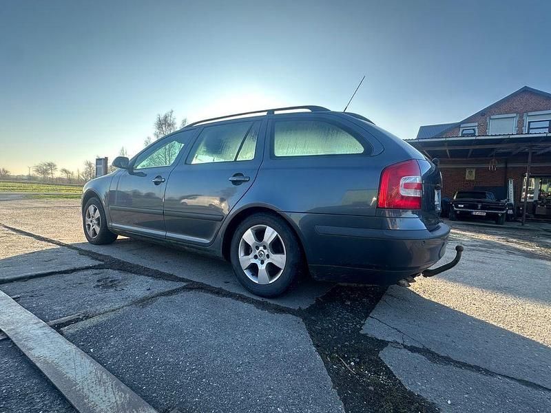 Grau Gebraucht 2008 Skoda Octavia Ambiente Kombi | 780 € (Guter Preis) - Bild 1/4