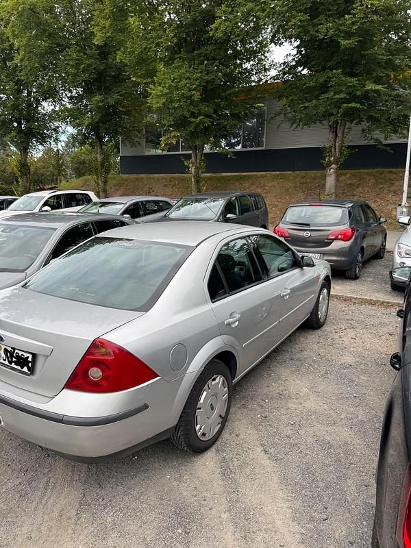 Silber Gebraucht 2002 Ford Mondeo Ghia Limousine | 2.200 € (Fairer Preis) - Bild 1/4
