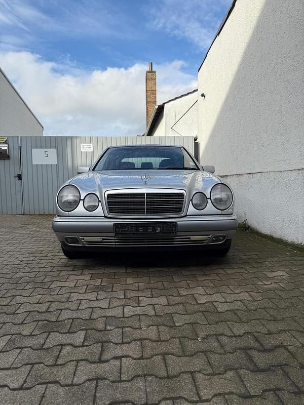 Silber Gebraucht 1998 Mercedes E300 Elegance Limousine | 4.800 € - Bild 1/4