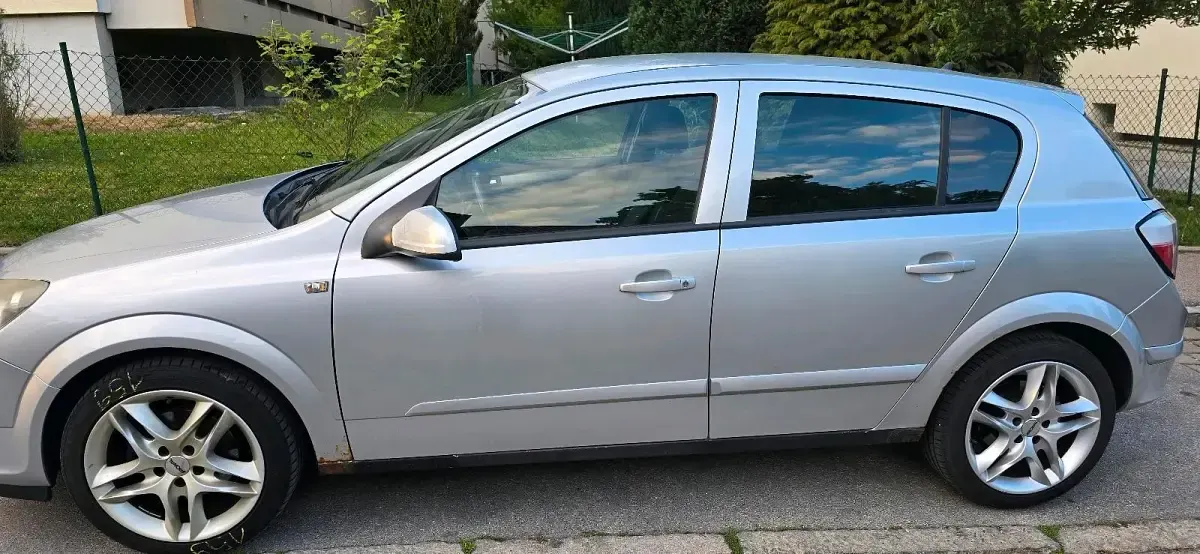 Używany Opel Astra 105 KM (77 kW) 2006 Szary Hatchback