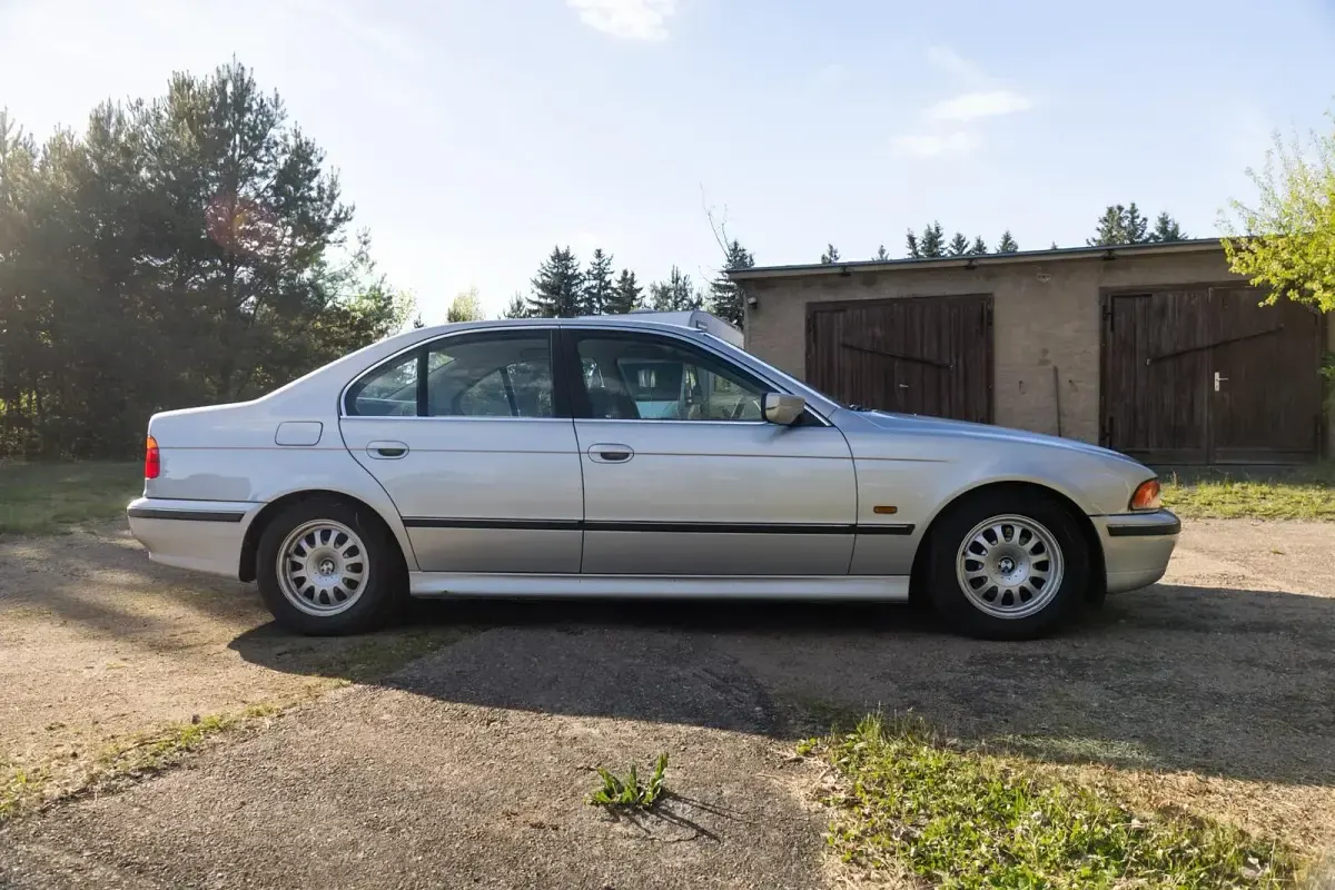 Käytetty BMW 523 170 HP (125 kW) 2000 Hopea Sedan