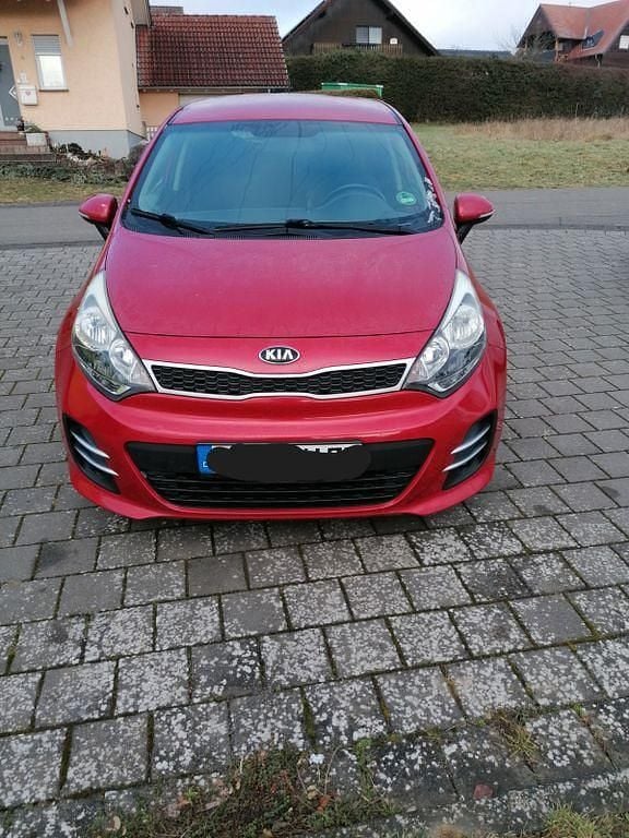 Rot Gebraucht 2015 Kia Rio DREAM-TEAM Edition Limousine | 5.000 € (Guter Preis) - Bild 1/4