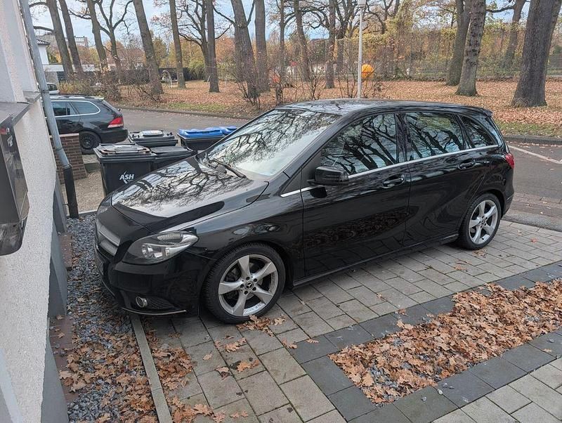 Schwarz Gebraucht 2014 Mercedes B180 Style Van / Kleinbus | 4.800 € (Fairer Preis) - Bild 1/4