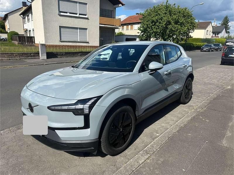 Grau Gebraucht 2024 Volvo EX30 Core SUV | 25.795 € - Bild 1/4