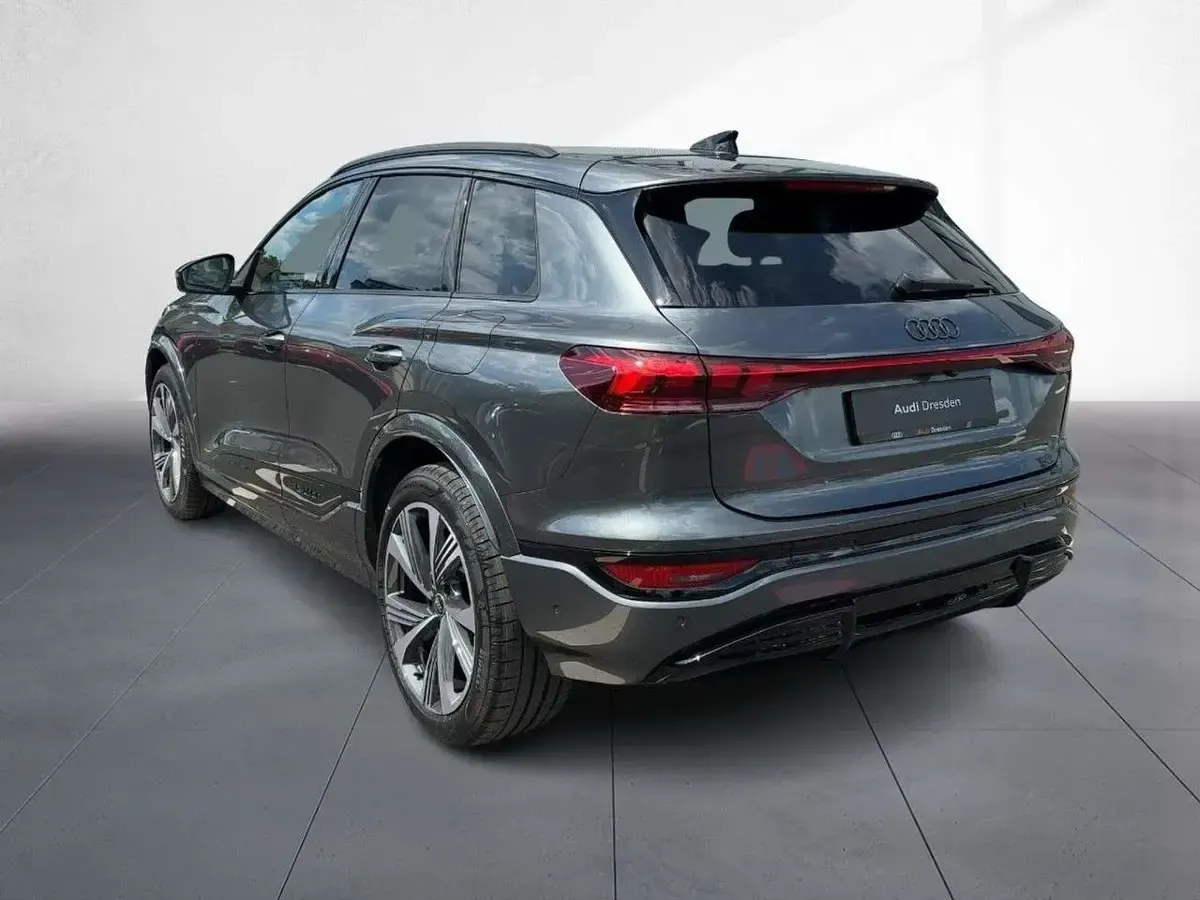 Neu Audi Q6 e-tron Performance 225 kW (306 PS) 2026 Daytonagrau perleffekt SUV