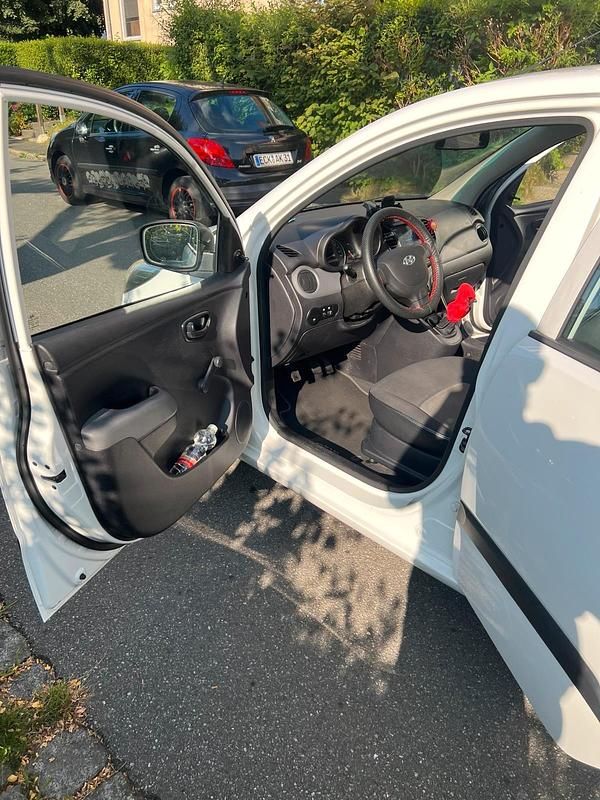 Gebraucht Hyundai i10 67 PS (49 kW) 2011 Weiß Kleinwagen