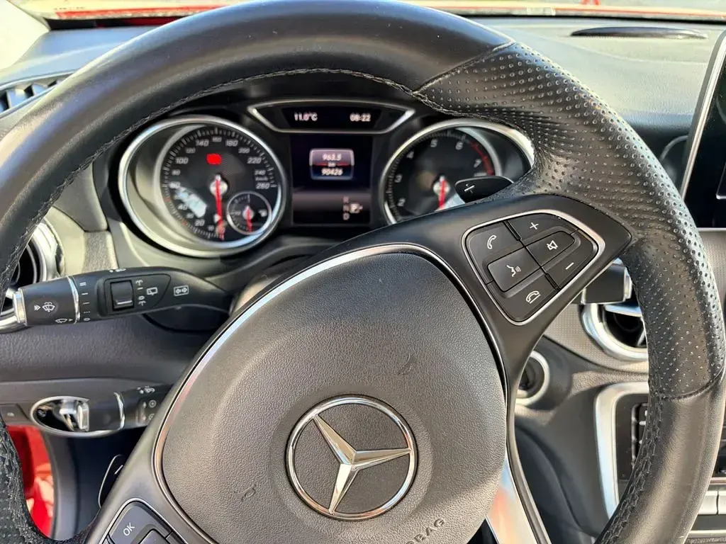 Gebraucht Mercedes GLA180 122 PS (89 kW) 2018 Rot SUV