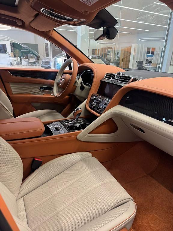 Neu Bentley Bentayga 551 PS (405 kW) 2026 Weiß SUV