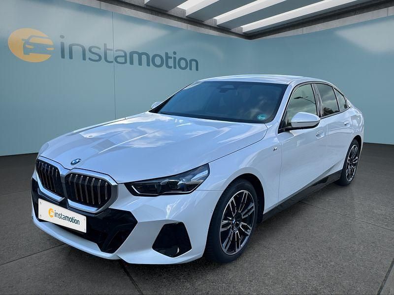 Schwarz Gebraucht 2024 BMW 520 M Sport Limousine | 52.249 € (Fairer Preis) - Bild 1/4