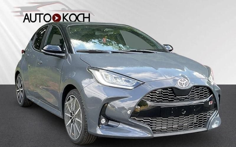 Grau Neu 2025 Toyota Yaris Hybrid Sport Limousine | 31.940 € (Fairer Preis) - Bild 1/4