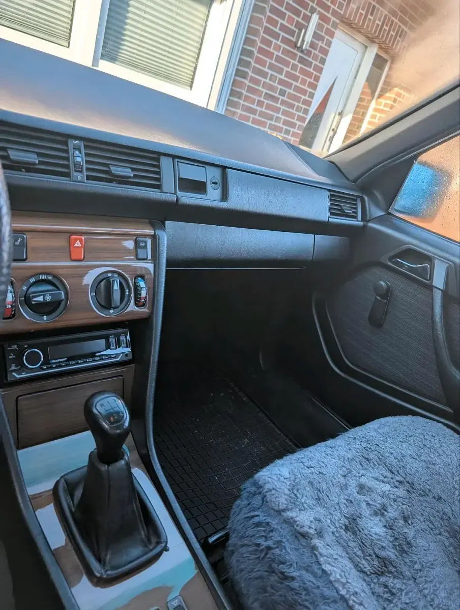 Gebraucht Mercedes E230 132 PS (97 kW) 1989 Silber Limousine