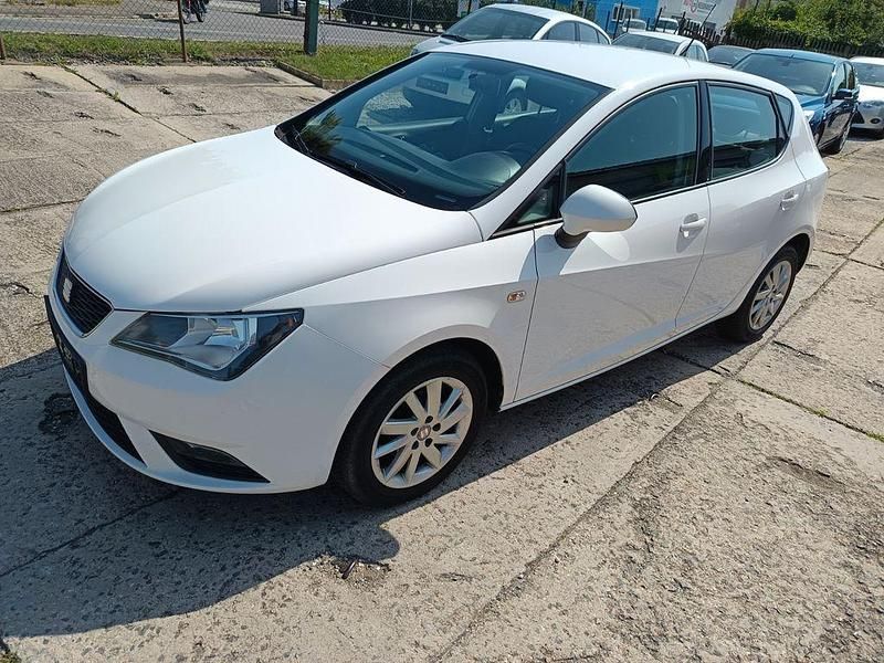 Weiß Gebraucht 2013 Seat Ibiza Style Limousine | 2.999 € (Guter Preis) - Bild 1/4