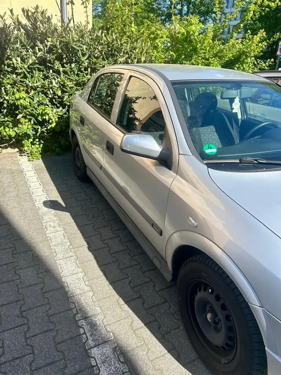 Używany Opel Astra 75 KM (55 kW) 2000 Srebrny Sedan/Limuzyna
