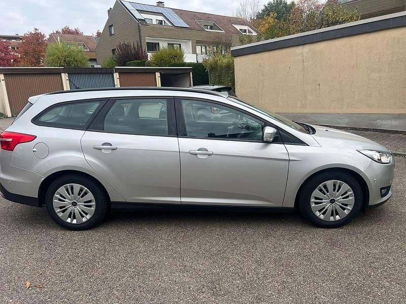 Grau Gebraucht 2017 Ford Focus Kombi | 9.000 € (Fairer Preis) - Bild 1/4