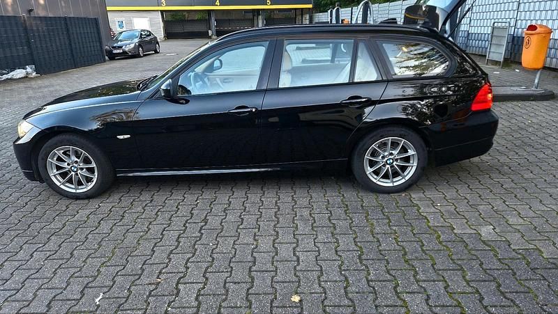 Gebraucht BMW 320 184 PS (135 kW) 2012 Schwarz Kombi