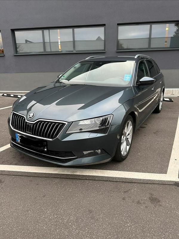 Grau Gebraucht 2017 Skoda Superb Kombi | 13.200 € (Fairer Preis) - Bild 1/4