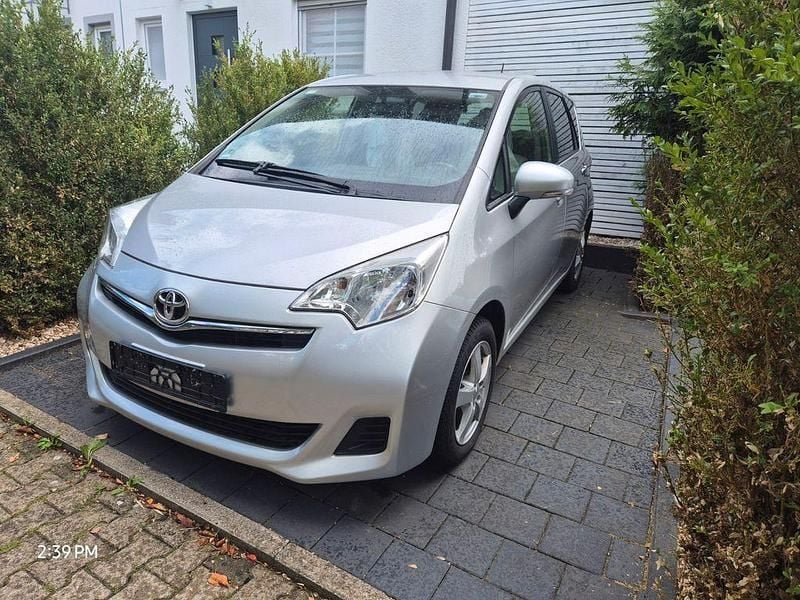 Silber Gebraucht 2012 Toyota Verso-S Comfort Van / Kleinbus | 6.000 € (Fairer Preis) - Bild 1/4