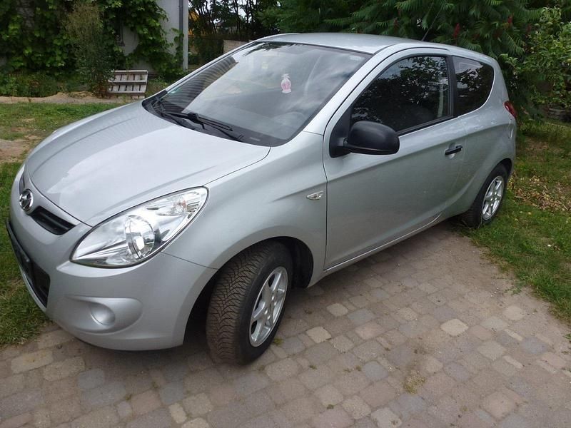 Silber Gebraucht 2009 Hyundai i20 Kleinwagen | 2.900 € (Fairer Preis) - Bild 1/4