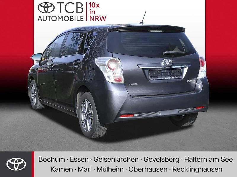 Gebraucht Toyota Verso Life 147 PS (108 kW) 2013 Marlingrau metallic Van / Kleinbus