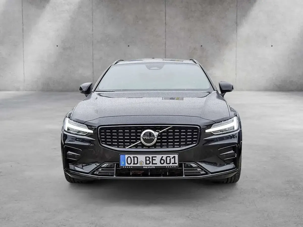 Gebraucht Volvo V60 Plus 197 PS (144 kW) 2025 Onyx schwarz Kombi