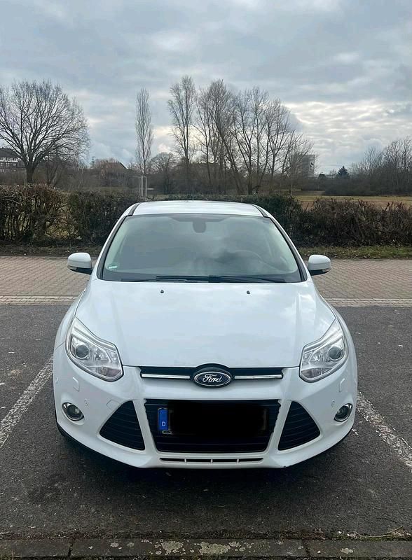 Gebraucht Ford Focus 125 PS (91 kW) 2014 Weiß Limousine
