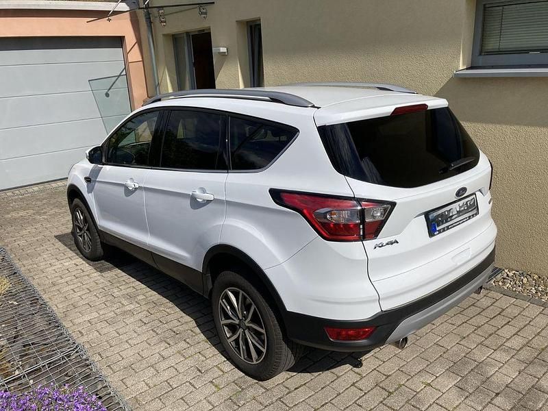 Gebraucht Ford Kuga Trend 120 PS (88 kW) 2019 Weiß SUV